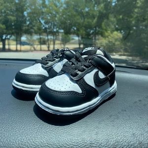 Toddler Nike black and white low dunks size 4
